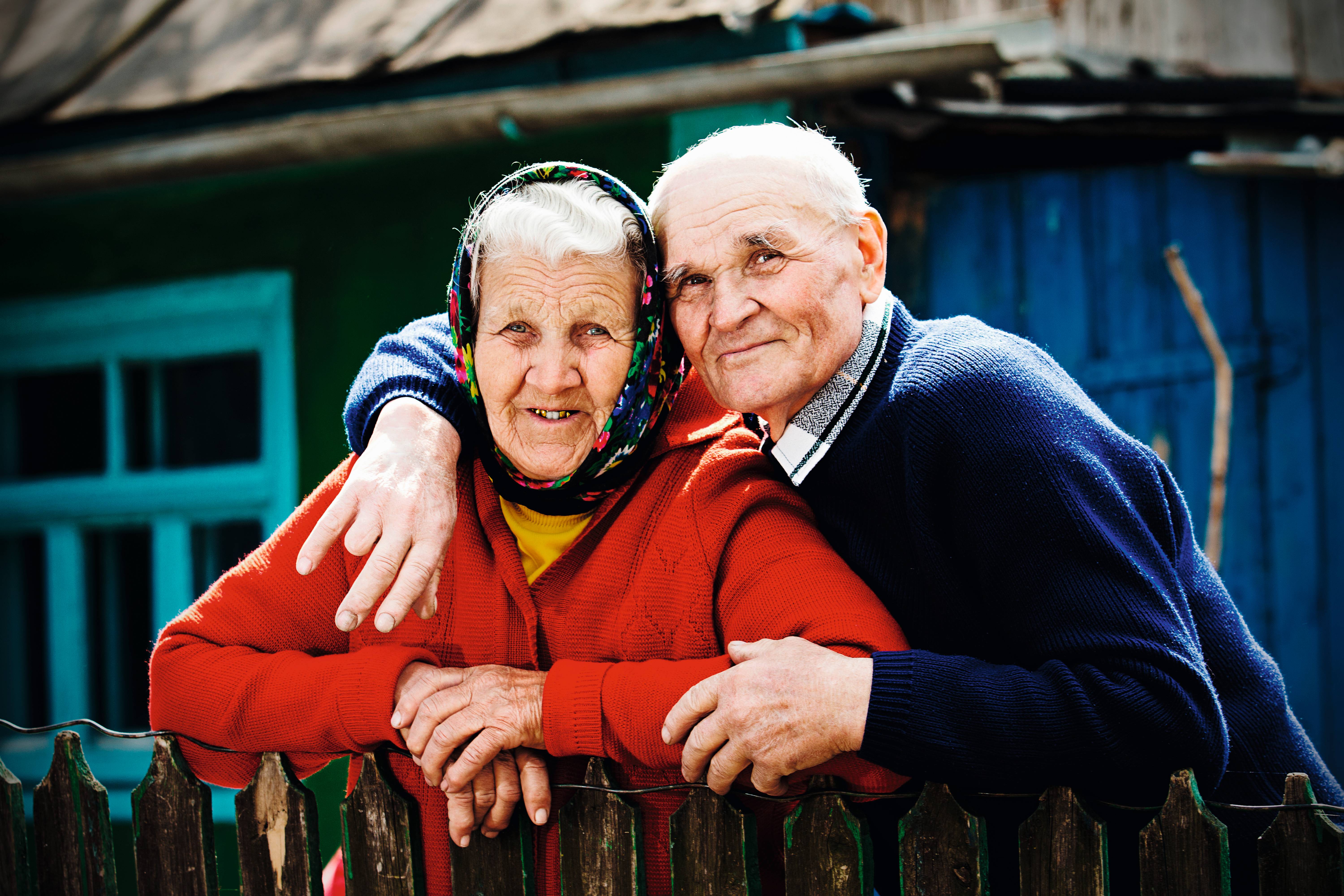 Девушка с пожилым русское. Пожилые люди. Долгожители России. Русские пенсионеры. Пожилые люди долгожители.